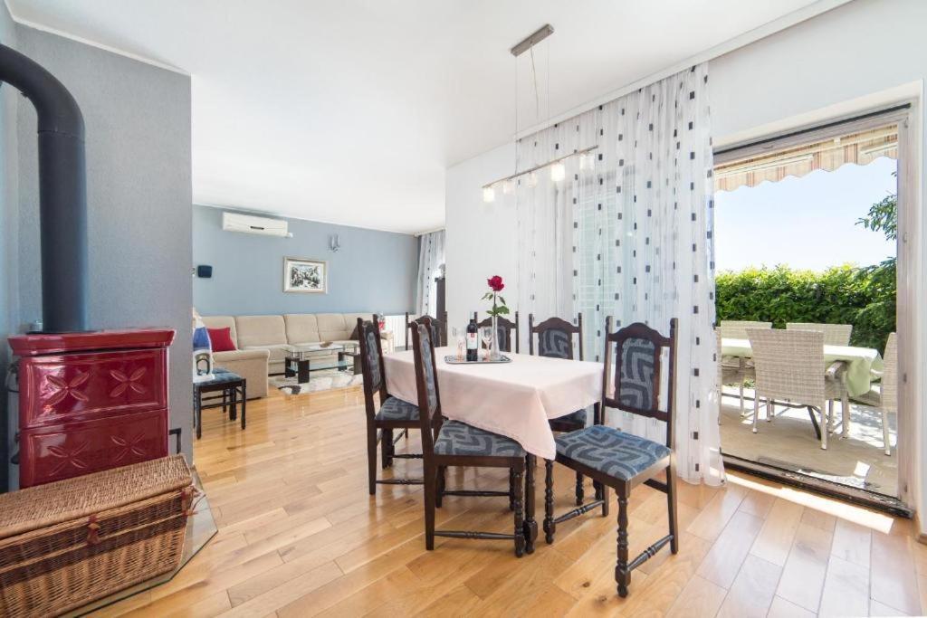 Apartma Ela With Private Jacuzzi Podgora
