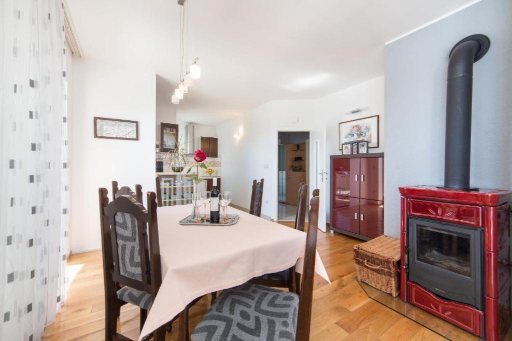 Apartma Ela With Private Jacuzzi Podgora